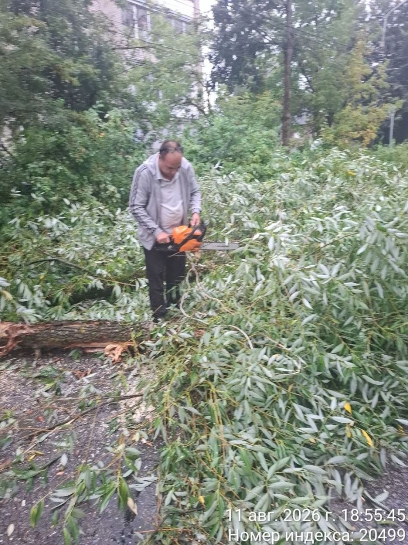 В округе продолжается ликвидация последствий непогоды. Сотрудники городских служб устраняют последствия проливного дождя - убирают упавшие деревья и обломанные ветки