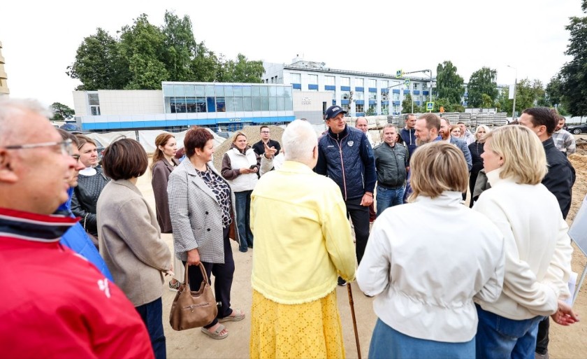 Дмитрий Волков и Сергей Колунов обсудили ход благоустройства площади Оптиков с жителями