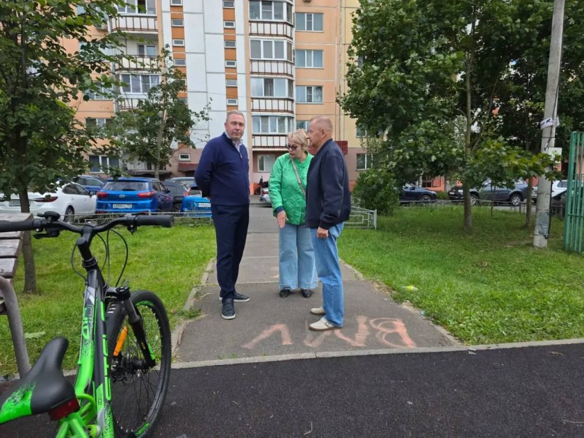 Поручни установят в одном из подъездов в Нахабино по итогам встречи с жителями