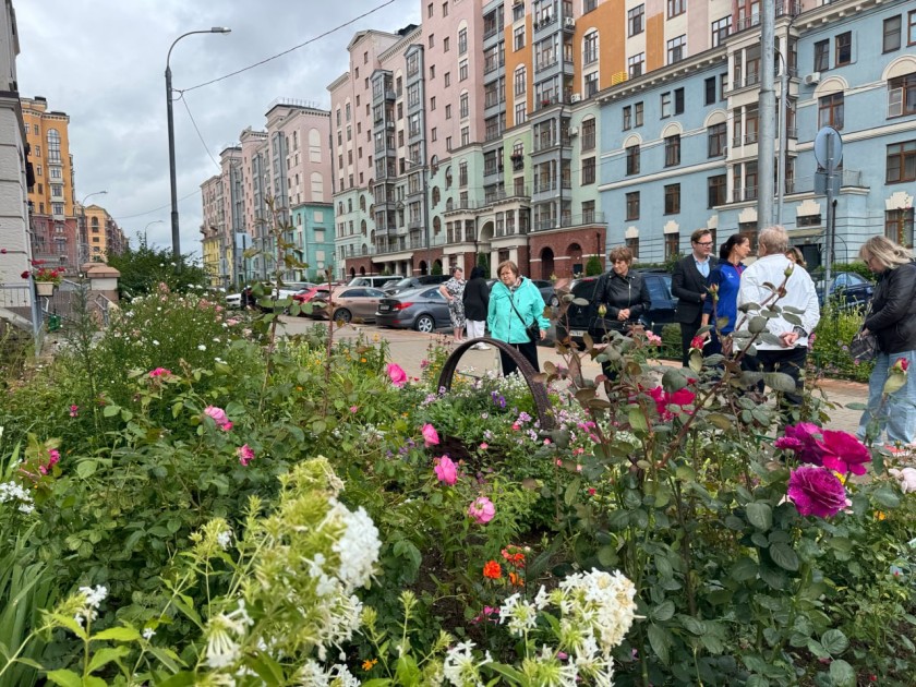 Красота своими руками: как жители Красногорска превращают дворы в цветущие уголки