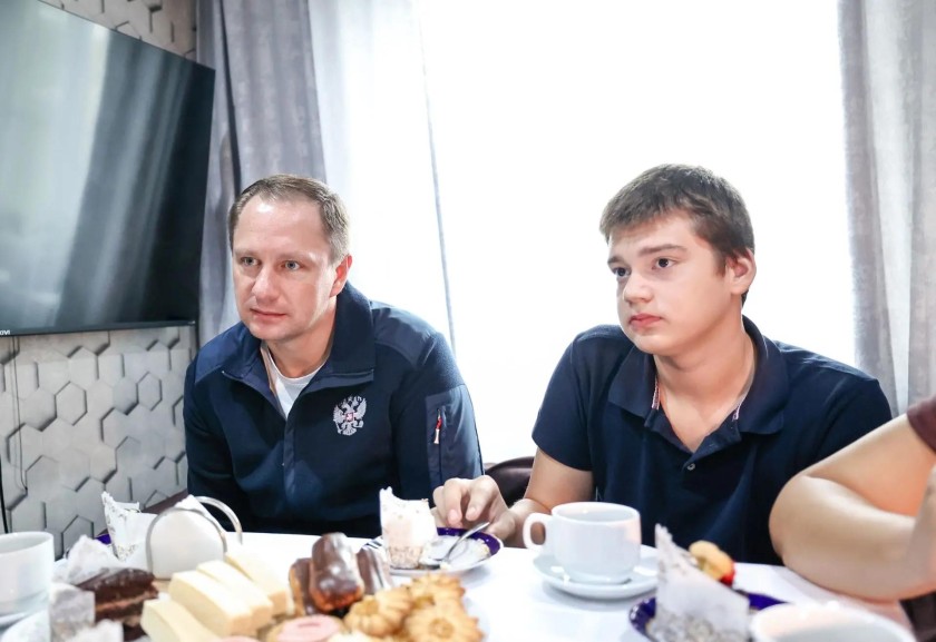 Дмитрий Волков навестил семью Героя Дмитрия Андреевича перед его возвращением в зону СВО