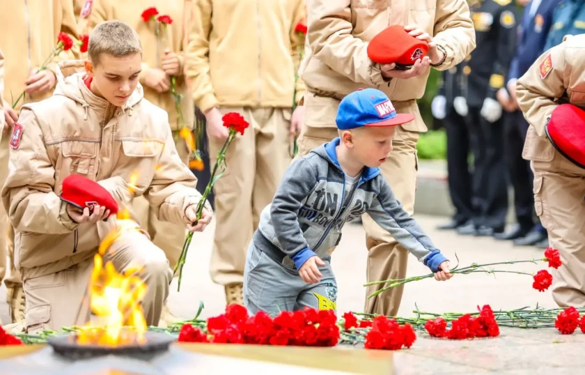 В день 94-летия Красногорска Дмитрий Волков возложил цветы к монументу на «Красной горке»