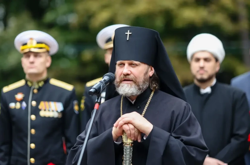 В день 94-летия Красногорска Дмитрий Волков возложил цветы к монументу на «Красной горке»
