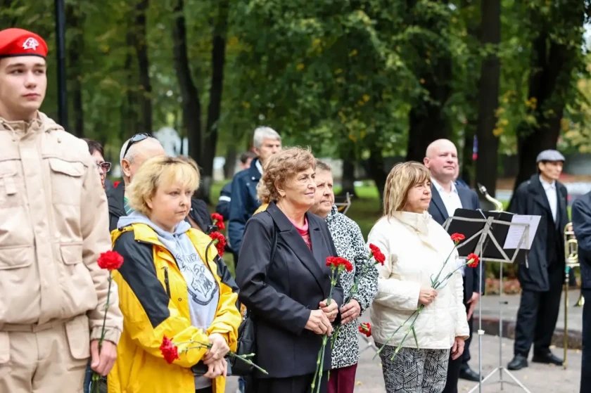 В день 94-летия Красногорска Дмитрий Волков возложил цветы к монументу на «Красной горке»