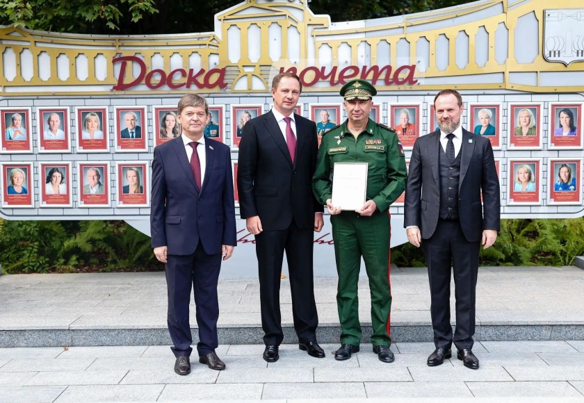 Обновленная Доска Почета открылась в Красногорке в День города