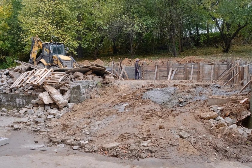 На Лесной продолжается благоустройство детской площадки