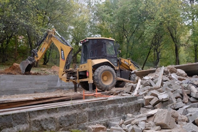 На Лесной продолжается благоустройство детской площадки