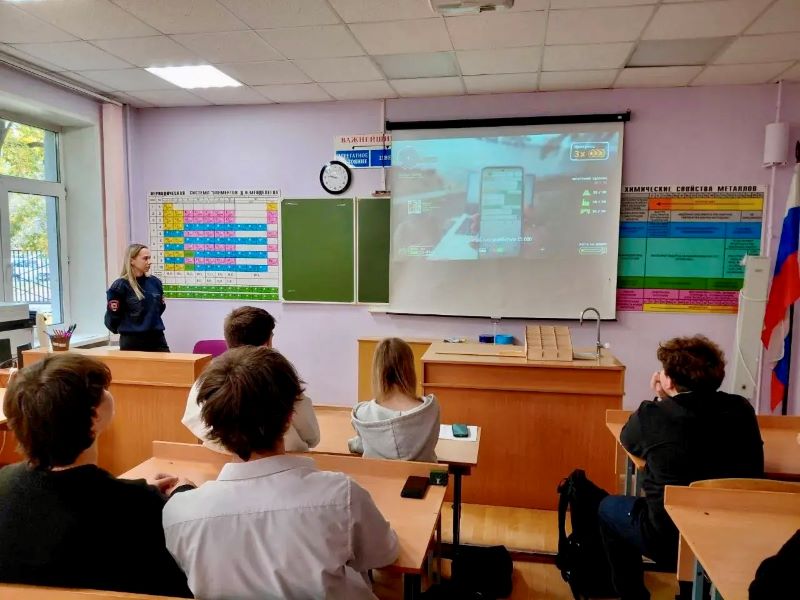 В Красногорске сотрудница полиции провела профилактические беседы с учащимися местных школ