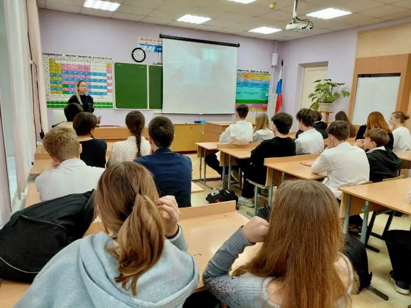 В Красногорске сотрудница полиции провела профилактические беседы с учащимися местных школ