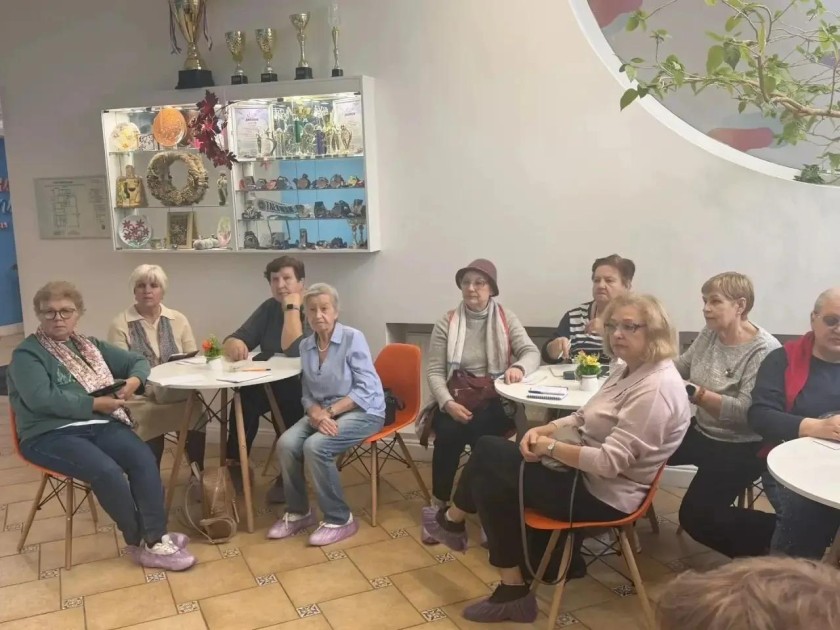 Госуслуги без сложностей: в Красногорске старшему поколению помогают осваивать цифровые сервисы