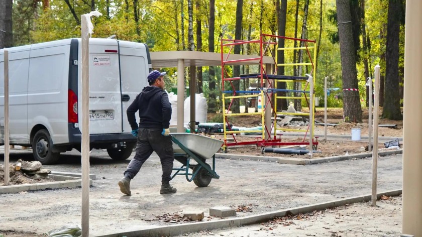 В Красногорске продолжается строительство автогородка для юных знатоков ПДД