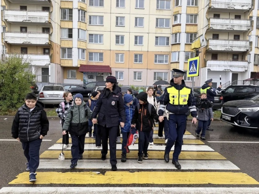 В рамках социального раунда «Засветись» Подмосковье автоинспекторы  помогают учащимся прокладывать безопасные маршруты в школу