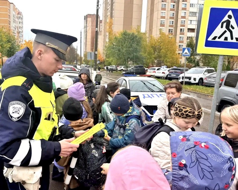 В рамках социального раунда «Засветись» Подмосковье автоинспекторы  помогают учащимся прокладывать безопасные маршруты в школу