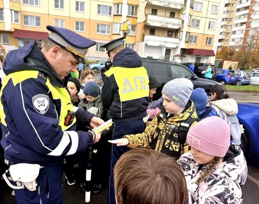 В рамках социального раунда «Засветись» Подмосковье автоинспекторы  помогают учащимся прокладывать безопасные маршруты в школу