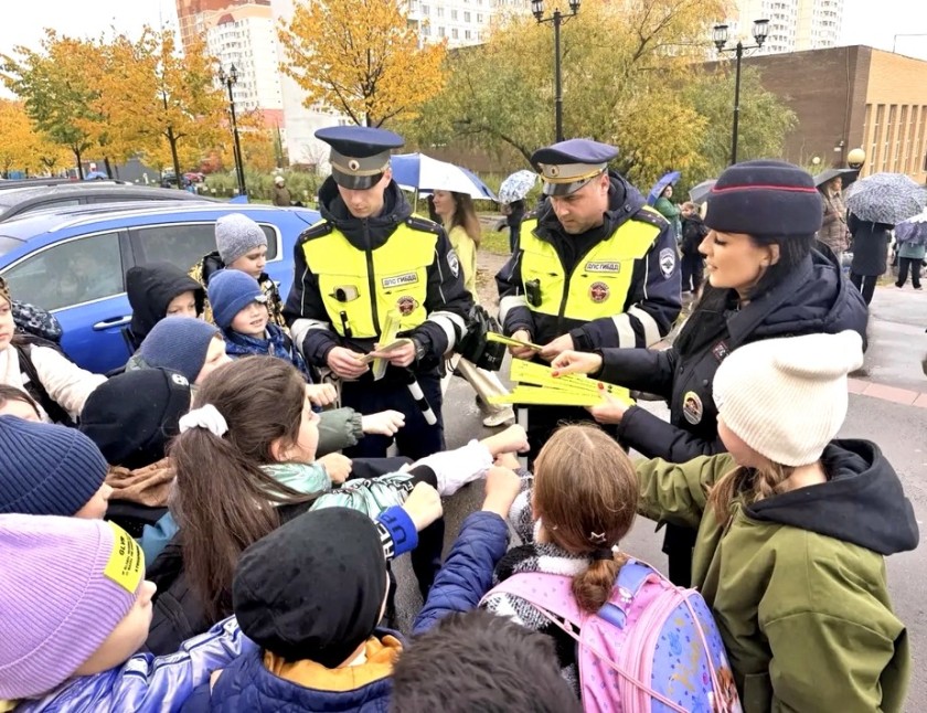 В рамках социального раунда «Засветись» Подмосковье автоинспекторы  помогают учащимся прокладывать безопасные маршруты в школу