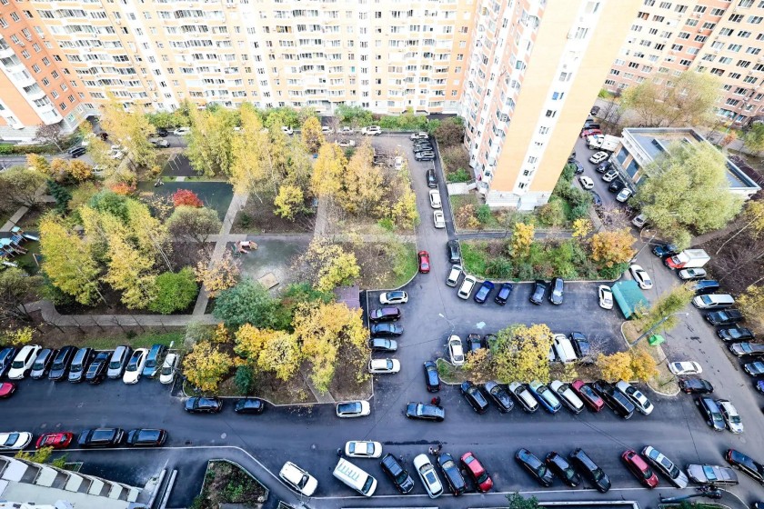 Дмитрий Волков проверил благоустройство дворов в Павшинской пойме