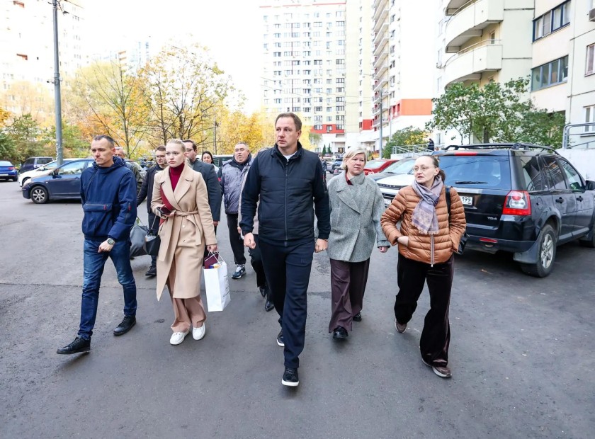 Дмитрий Волков проверил благоустройство дворов в Павшинской пойме
