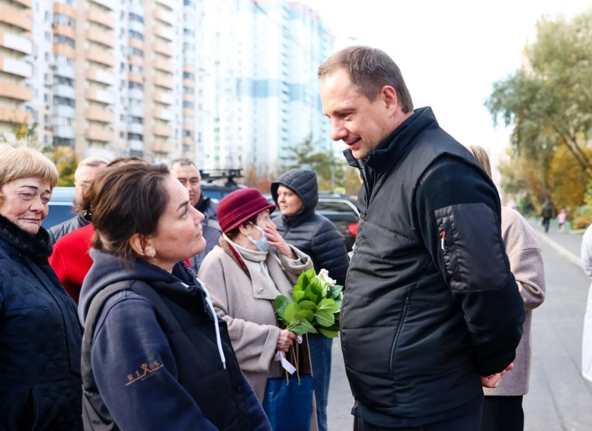 Дмитрий Волков проверил благоустройство дворов в Павшинской пойме