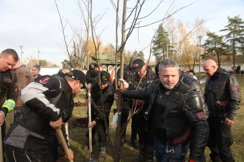 Деревья в память о погибших на СВО мотоциклистах высадили в Нахабино