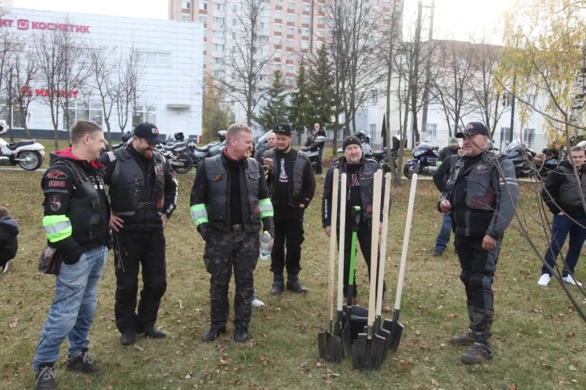 Деревья в память о погибших на СВО мотоциклистах высадили в Нахабино