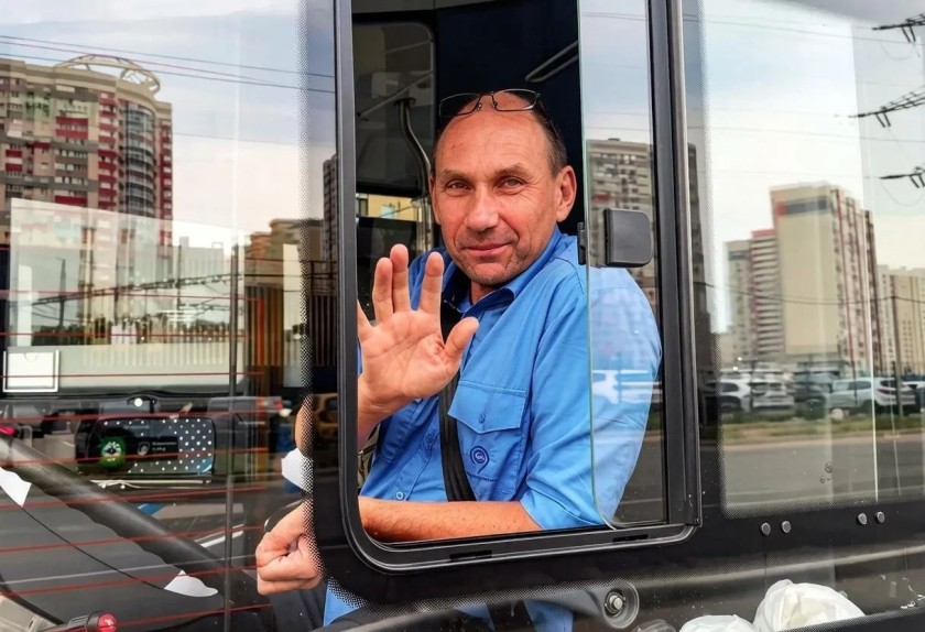 Дмитрий Волков поздравил работников автомобильного и городского пассажирского транспорта с профессиональным праздником
