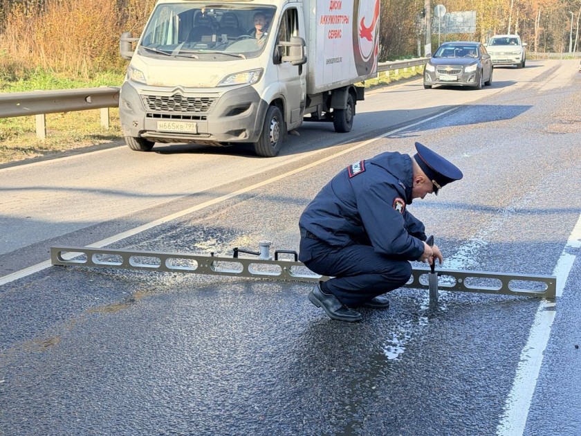 Сотрудники Красногорской Госавтоинспекции вышли в рейд, чтобы оценить качество дорожного покрытия на участке «Ильинское шоссе — госпиталь имени Вишневского»