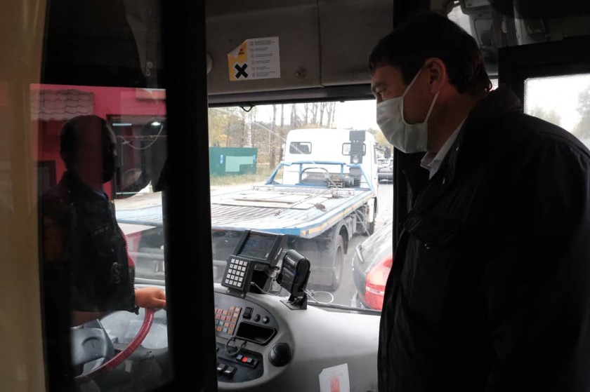 Красногорские волонтеры раздают пассажирам защитные маски