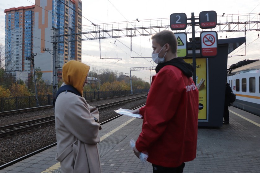Красногорские волонтеры раздают защитные маски в общественных местах