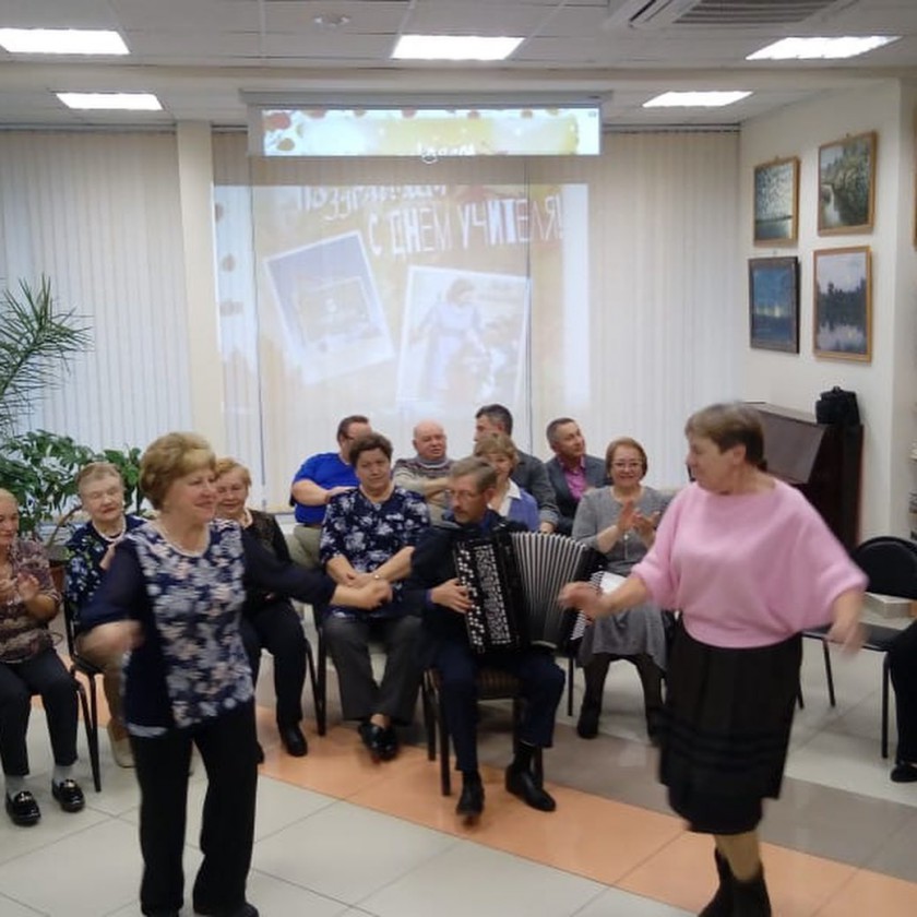 Хор русской песни «Подмосковье» спел для учителей округа