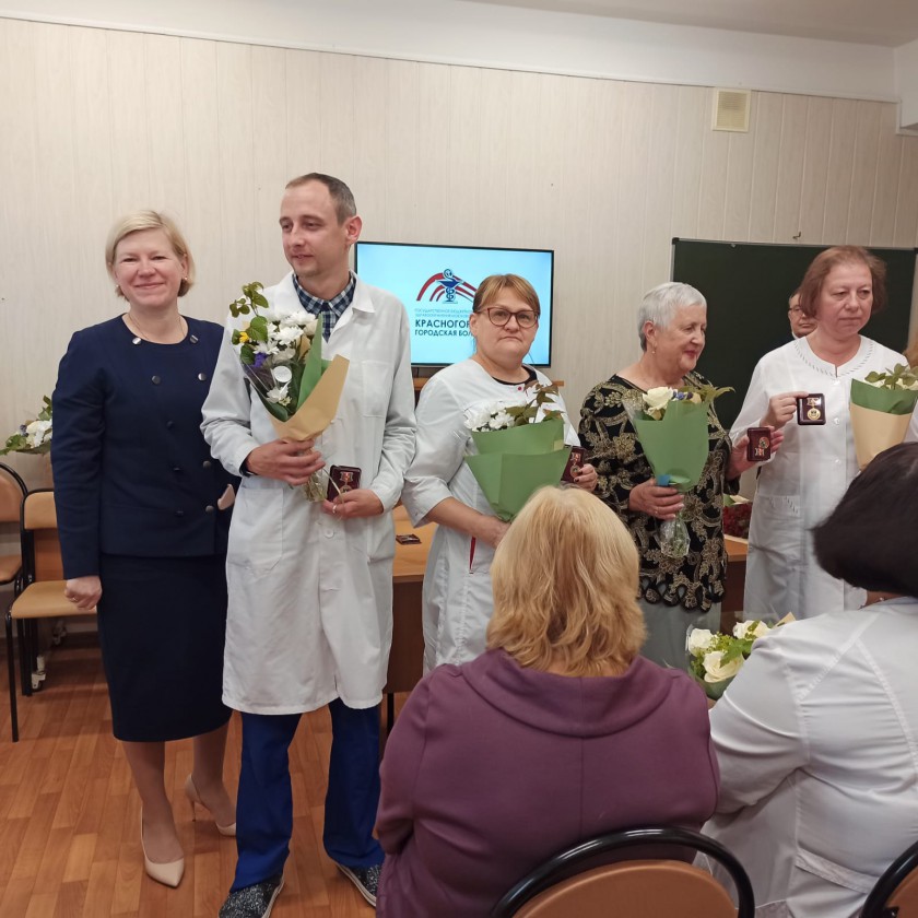 50 медиков Красногорска наградили памятными медалями