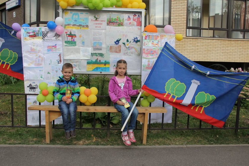 Во дворе Красногорска прошла выставка детских рисунков