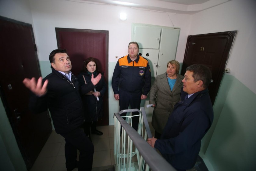 Губернатор проверил ход ремонта подъездов в Красногорске
