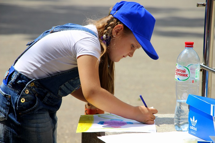 10 июня в Доме культуры «Луч» вновь продолжил свою работу фестиваль-конкурс детских рисунков «Цвета подмосковного лета».