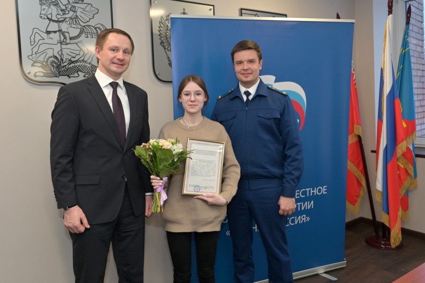 Дмитрий Волков вручил сертификаты на получение жилья детям – сиротам