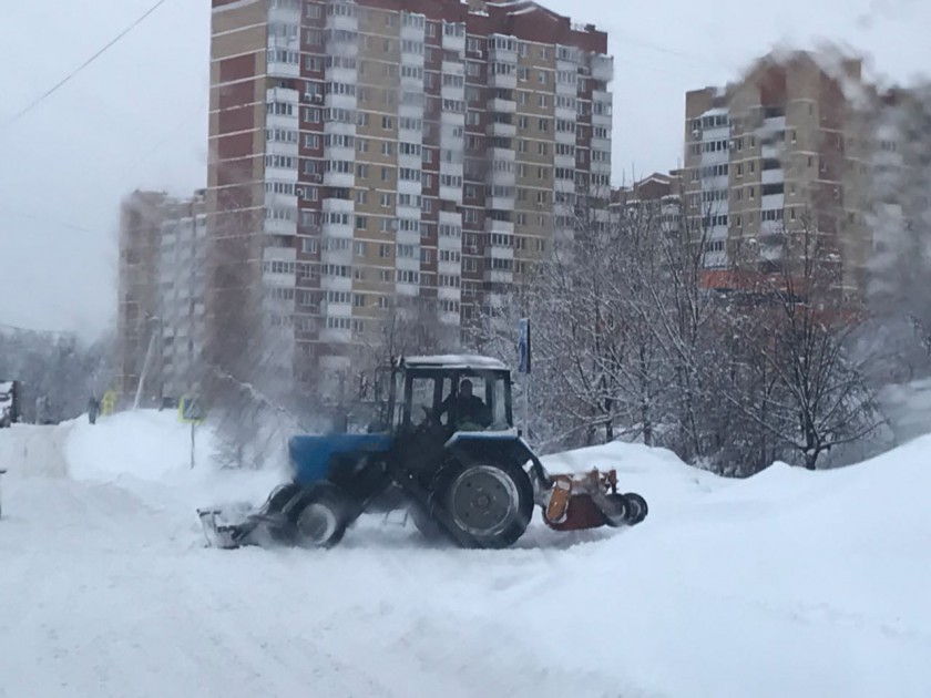 Коммунальные службы продолжают расчищать Красногорск