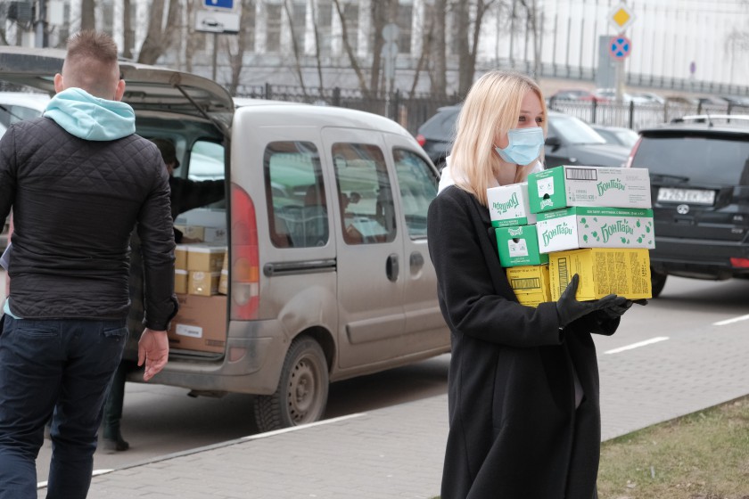 Медработники Красногорска получили сладкие наборы от волонтеров