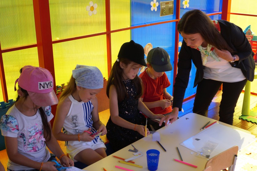 В Красногорске сотрудники Госавтоинспекции провели для дошкольников мастер-класс по изготовлению световозвращающих элементов