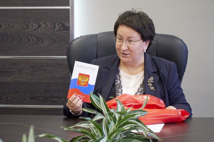 Эльмира Хаймурзина вручила паспорта юным красногорцам