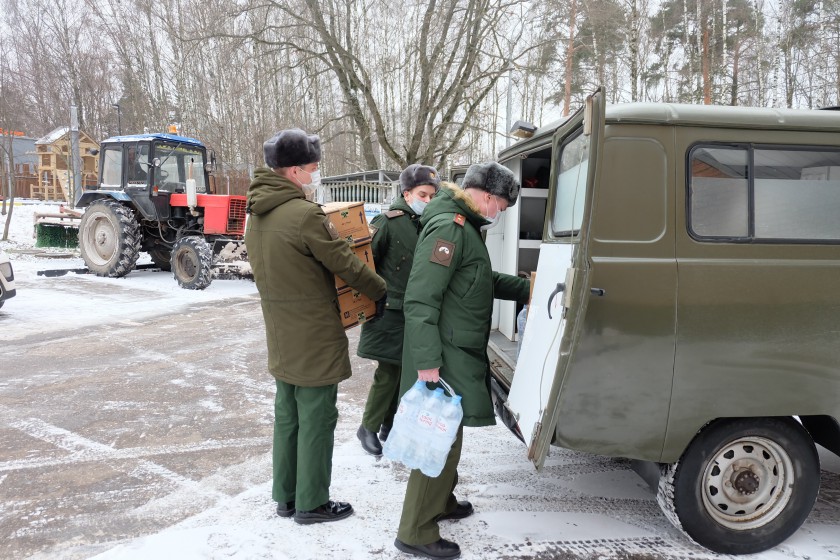 В Красногорске передали новогодние подарки в воинские части