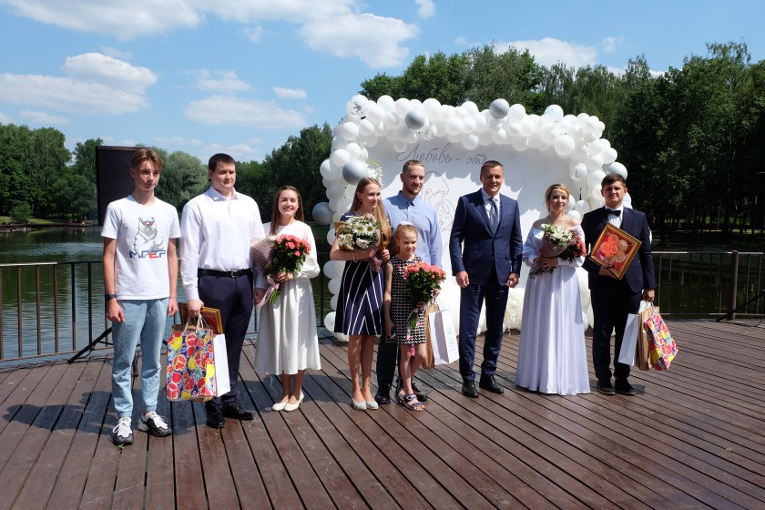 Супружеские пары Красногорска поздравили с Днем семьи, любви и верности