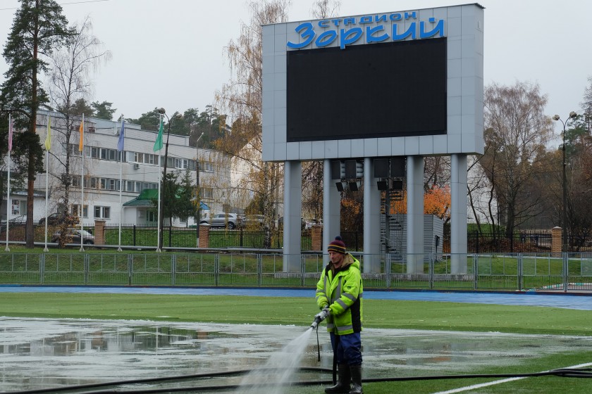В Красногорске на стадионе "Зоркий" продолжается заливка льда