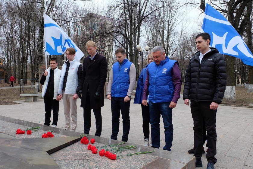 Красногорские партийцы возложили цветы к вечному огню