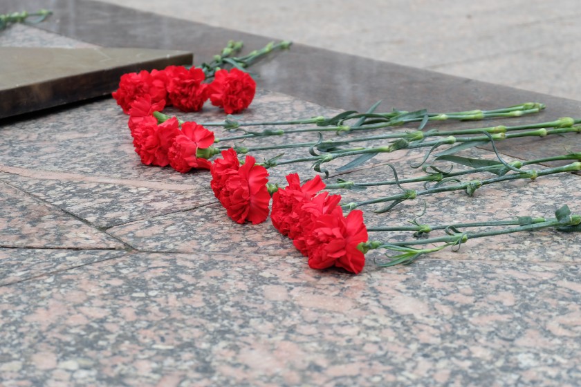 Красногорские партийцы возложили цветы к вечному огню