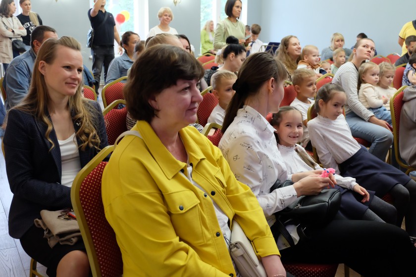 20 первоклассников-двойняшек поздравили в Красногорске с Днем знаний
