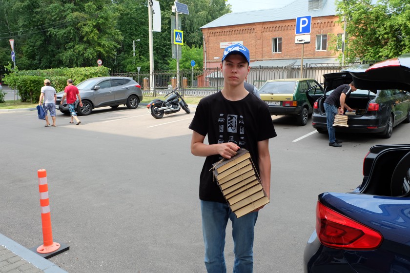 Житель Красногорска передал домашнюю библиотеку в город Изюм