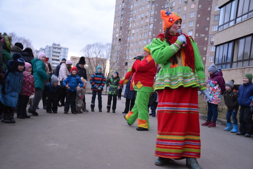 Жители одного из дворов в Красногорске организовали праздник Масленицы для соседей