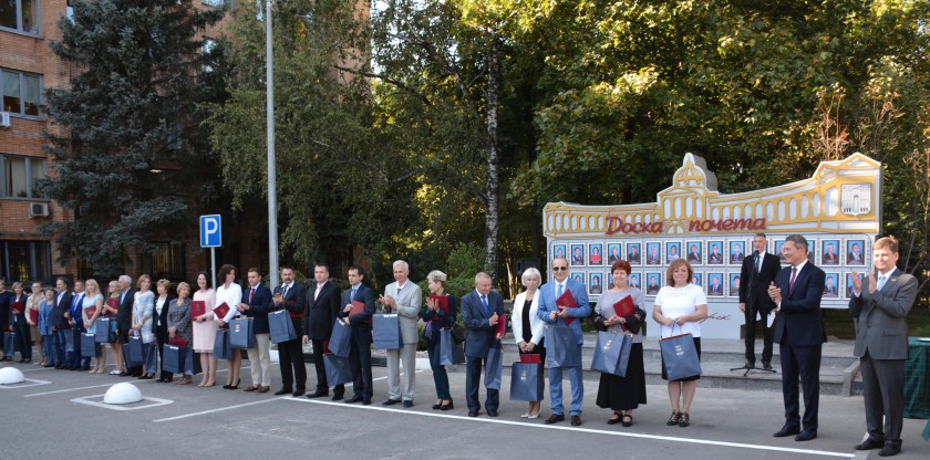 Передовиков производства и активных граждан Красногорска внесли на новую «Доску почета» 