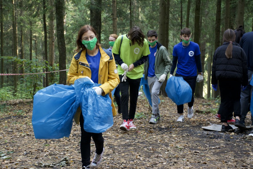 Школьники собрали мусор в лесопарке Красногорска