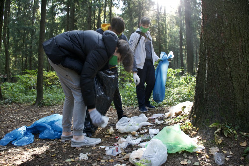 Школьники собрали мусор в лесопарке Красногорска