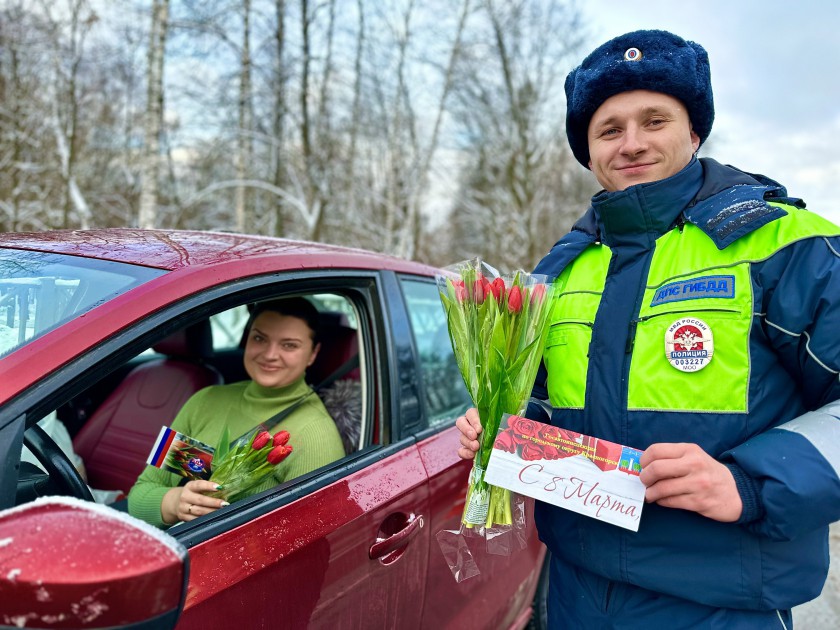 «Цветы для автоледи» - красногорские автоинспекторы поздравили женщин с Международным женским днем!